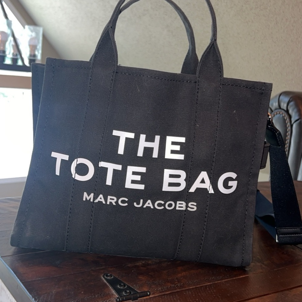 Black Marc Jacob’s tote bag.